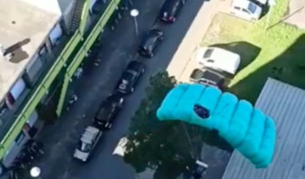Basejumper springt van gebouwen in Utrecht en plaatst filmpjes daarvan op Instagram