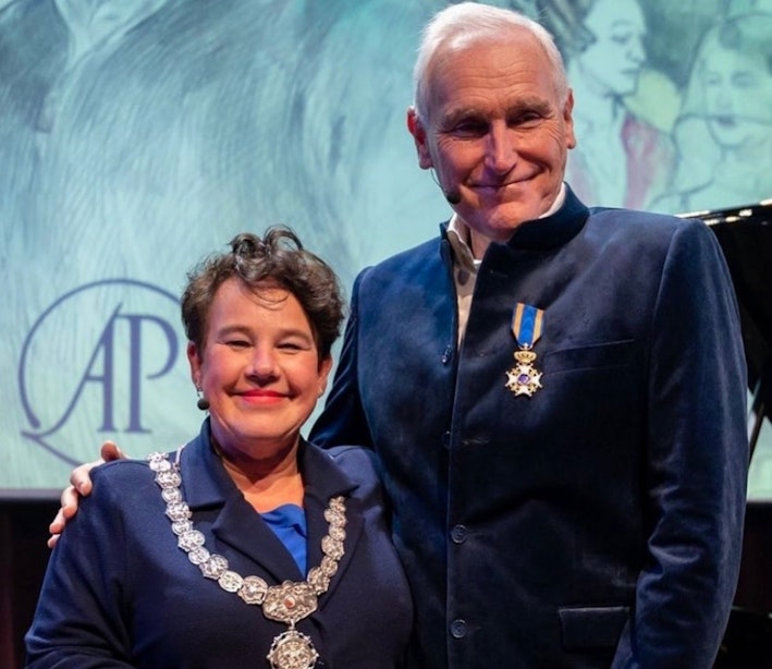 Arthur Japin krijgt koninklijke onderscheiding uit handen van Utrechtse burgemeester Sharon Dijksma