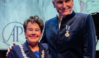 Arthur Japin krijgt koninklijke onderscheiding uit handen van Utrechtse burgemeester Sharon Dijksma