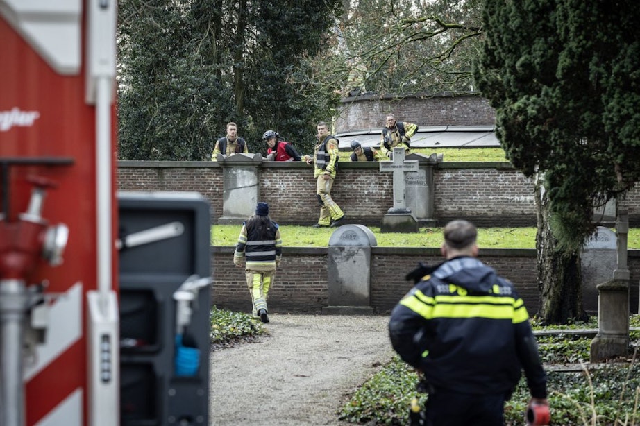 Hulpdiensten rukken met groot materieel uit voor persoon die in put op begraafplaats Soestbergen valt