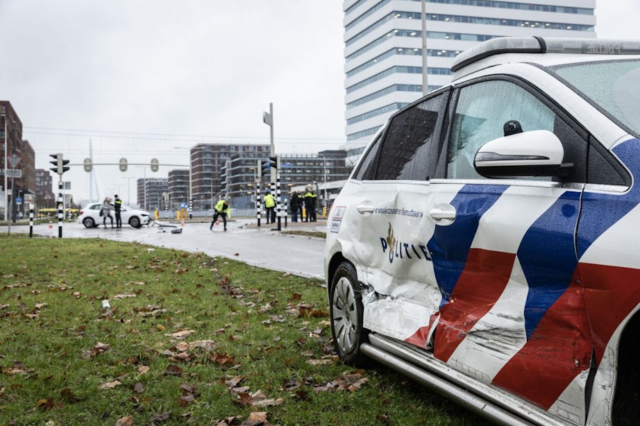 Botsing tussen politiewagen en personenauto in Utrecht, Koningin Wilhelminalaan afgesloten
