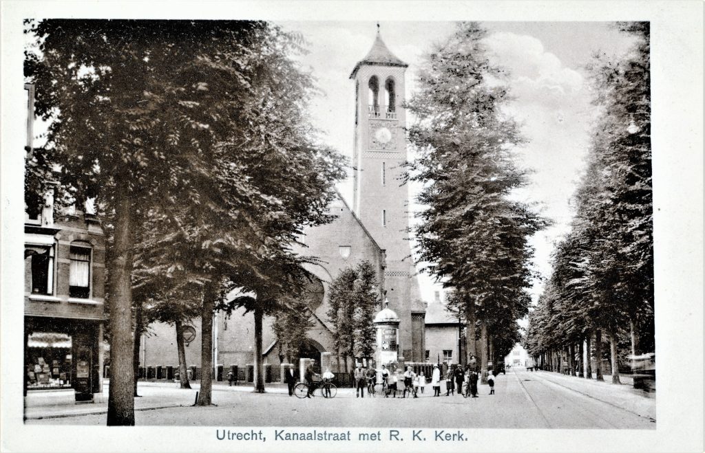Antoniuskerk ansichtkaart rond 1925 met tram rails (Het Utrechts Archief)