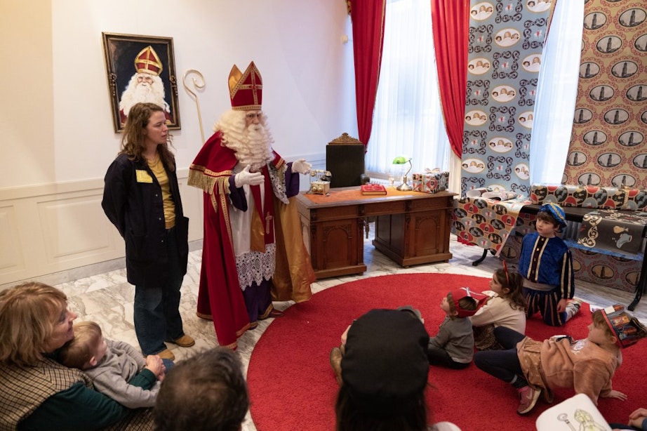 In het Huis van Sinterklaas in Utrecht leerden jonge bezoekertjes waarom we gouden munten in onze schoen krijgen