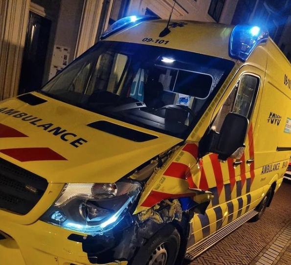 Persoon in gestolen ambulance veroorzaakt meerdere aanrijdingen in centrum van Utrecht.