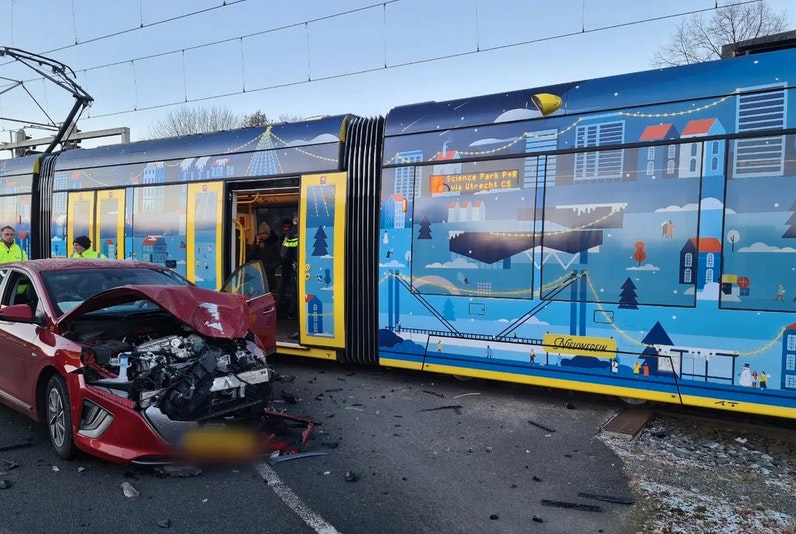 Tram en auto met elkaar in botsing op Europalaan in Utrecht