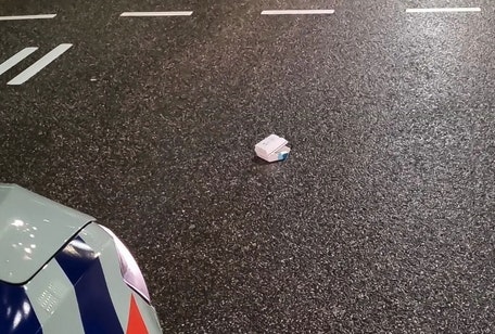 Politie deelt boetes in Utrecht uit aan automobilist en bijrijder die afval uit het raam gooien