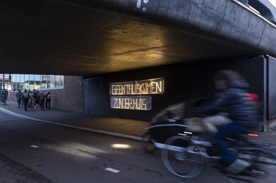 Met lichtgevend spandoek in Van Sijpesteijntunnel in Utrecht wordt aandacht gevraagd voor dakloosheid