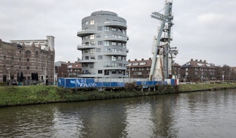 Blauwe hekken rond monumentale kraan in Utrecht nog niet verwijderd; eigenaar wordt nu gedwongen