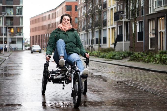 Gratis sporthulpmiddelen lenen bij Uniek SportenUitleen: ‘Het is fijn dat ik weer normaal mee kan doen’