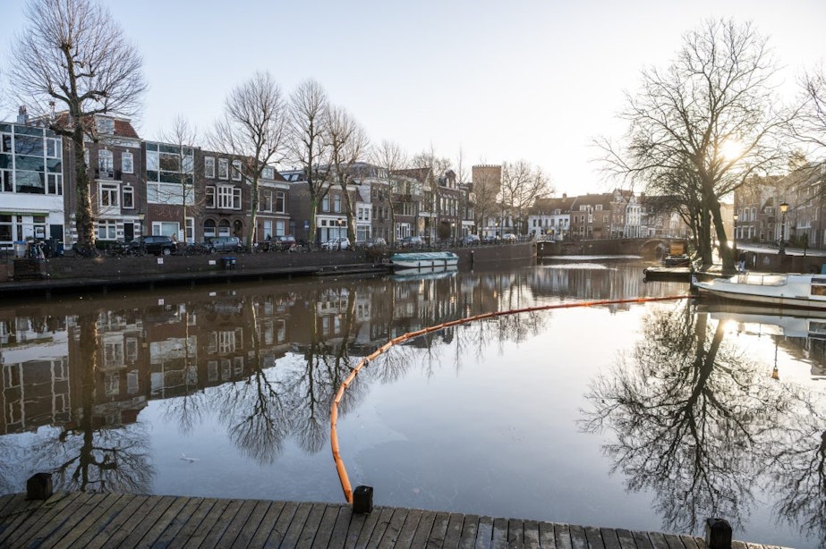 Schoonmaak van met dieselolie vervuilde Oudegracht in Utrecht gaat ook vrijdag verder