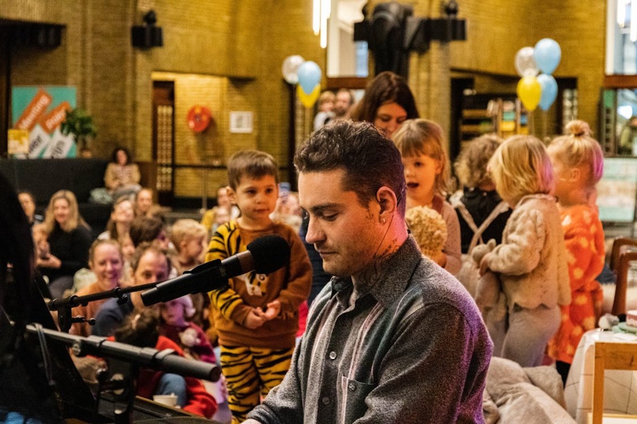 Kinderen luisteren aandachtig naar Douwe Bob tijdens voorleesdagen in Bibliotheek Utrecht