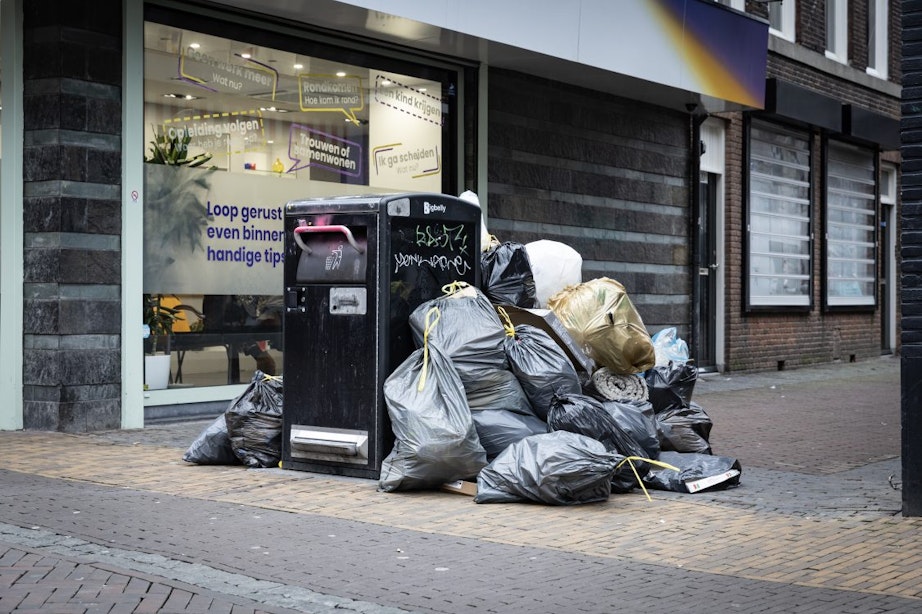 Vuilnismannen in Utrecht gaan een week lang staken; gemeente vreest voor ‘verrommeling en vervuiling’