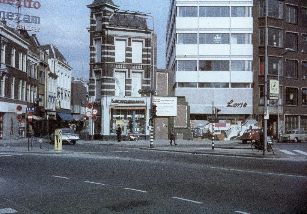 Gezicht op het oude (in het midden) en het nieuwe pand van Lorjé (Neude 10) met links de nog smalle Lange Jansstraat in 1968-1969.