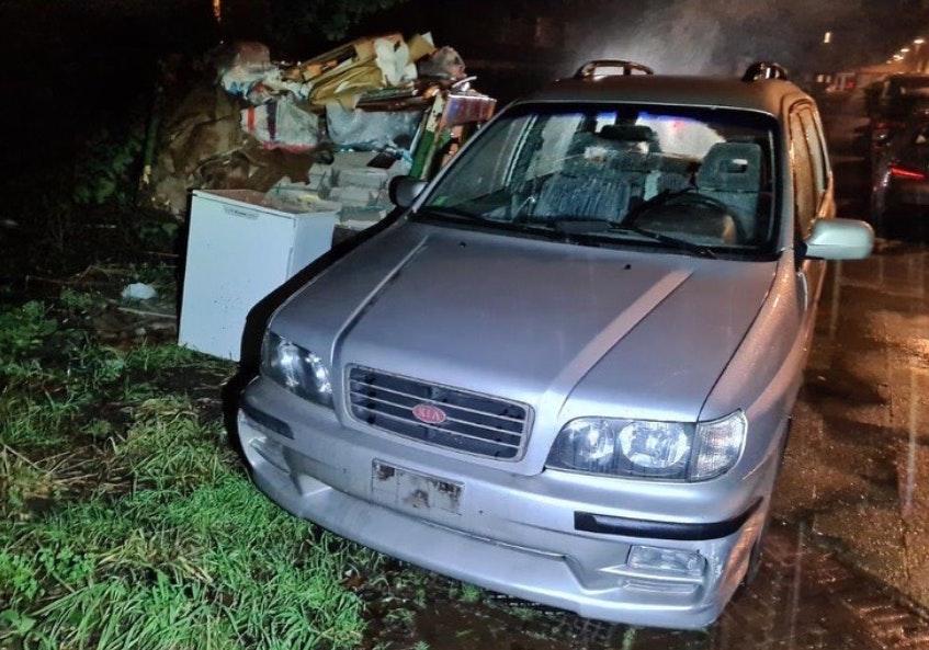 Garageboxen in Utrechtse wijk Overvecht geramd met mogelijk gestolen voertuig; politie neemt auto in beslag