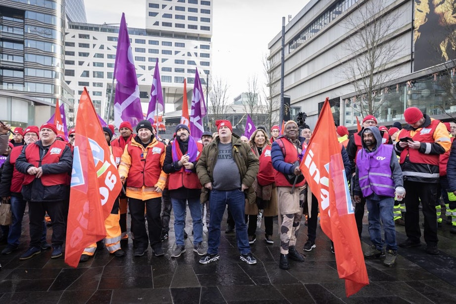 Honderden vuilnismannen- en vrouwen demonstreren in Utrecht: ‘We eisen wat we verdienen’