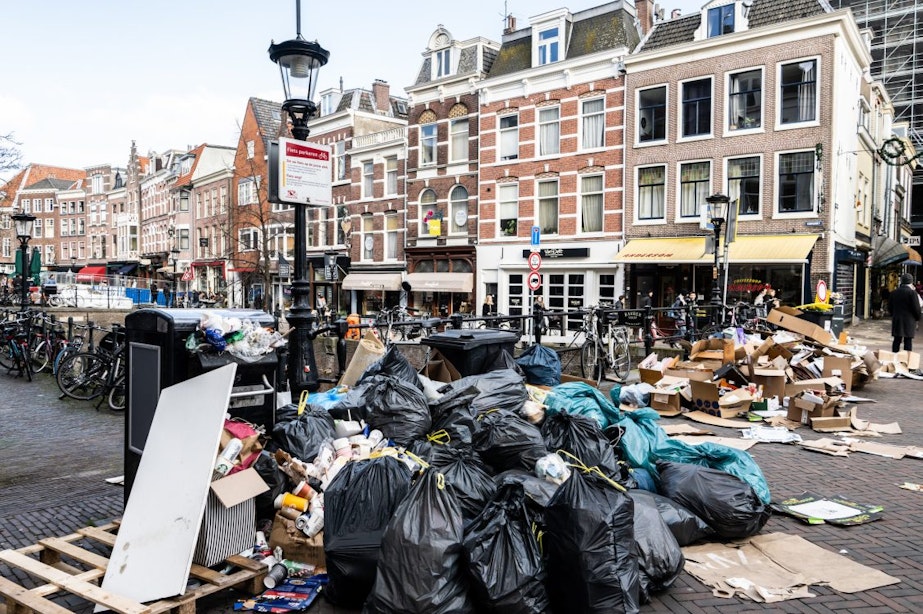 Laatste stakingsdag vuilnisophaaldienst in Utrecht; uitpuilende, stinkende vuilnisbakken stapelen zich op