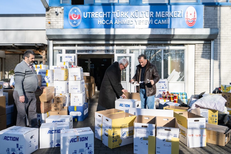 Vrachtwagens vol goederen vanuit Utrecht naar Turkije voor slachtoffers aardbeving