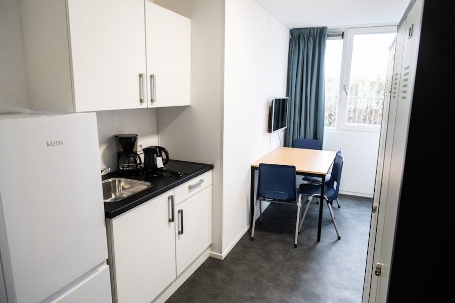 Eerste vluchtelingen en studenten betrekken woonruimte in het nieuwe asielzoekerscentrum in Overvecht in Utrecht