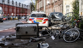 Politiewagen vliegt uit de bocht in de Adelaarstraat in Utrecht en crasht tegen andere auto