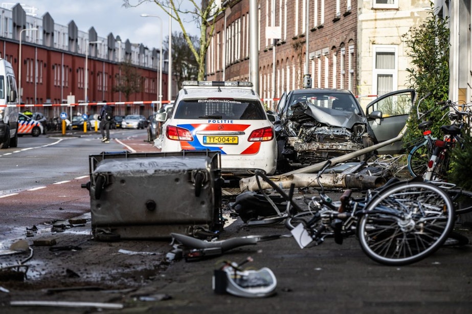 Politiewagen vliegt uit de bocht in de Adelaarstraat in Utrecht en crasht tegen andere auto