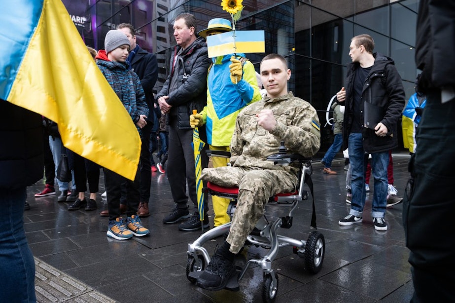 Oekraïners verzamelen in Utrecht om 1 jaar oorlog te herdenken; wandeling van centraal station naar Jaarbeurs