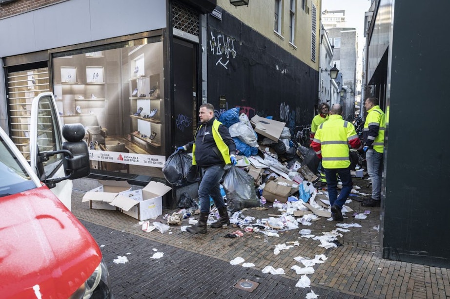 Utrechtse vuilniszakkenvracht vanaf dinsdag weer opgehaald; stad schoonmaken duurt zeker een week