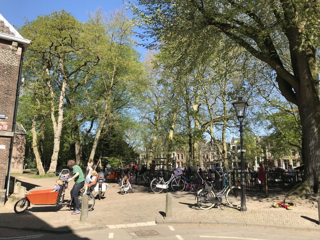 Raad van State geeft bewoners gelijk in hun strijd tegen afvalcontainers in het Zocherpark in Utrecht