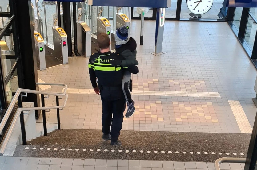 Jongetje (7) stapt op Utrecht Centraal in zijn eentje op de trein naar Woerden als vader kaartje staat te kopen