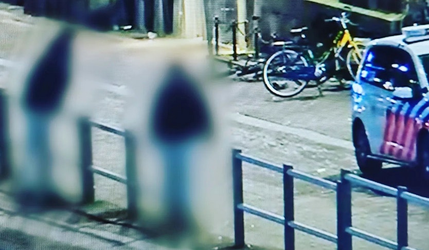 Politie houdt op de Potterstraat in Utrecht jongen aan die op politieauto spuugt