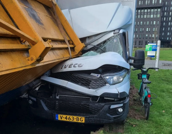 Bestelbus In De Kreukels Nadat Tractor Uit De Bocht Vliegt In Utrecht