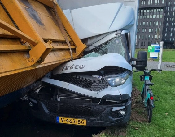 Bestelbus in de kreukels nadat tractor uit de bocht vliegt in Utrecht