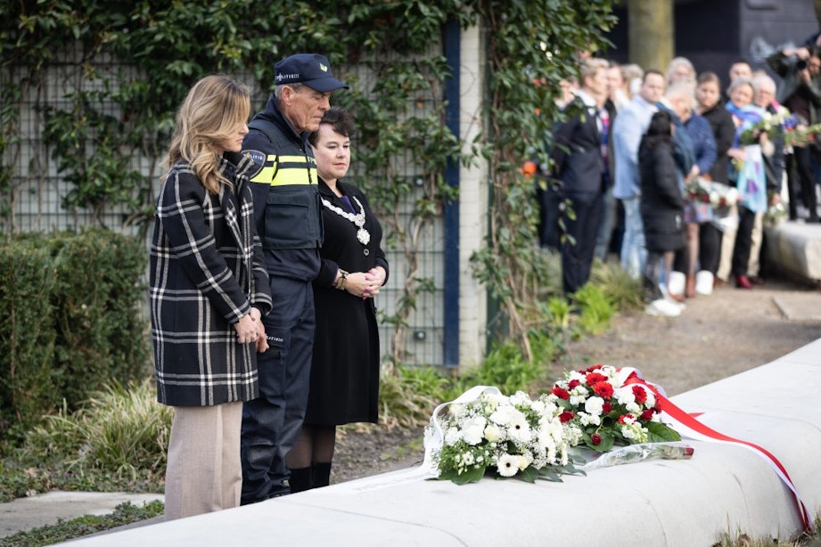 Nabestaanden, slachtoffers en getuigen bij herdenking tramaanslag in Utrecht