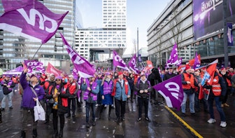 Honderden ov-chauffeurs bijeen op Jaarbeursplein in Utrecht tijdens landelijke manifestatie