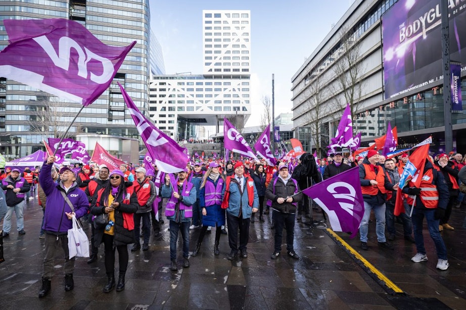 Honderden ov-chauffeurs bijeen op Jaarbeursplein in Utrecht tijdens landelijke manifestatie