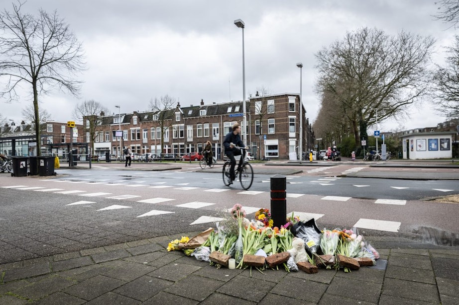 Bloemenzee in Utrecht voor omgekomen meisje en haar zwaargewonde broertje