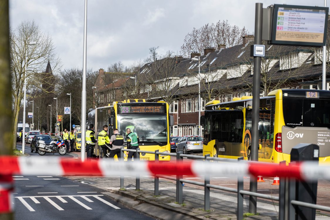 Meisje overleden en jongetje ernstig gewond bij aanrijding met stadsbus op de Vleutenseweg in Utrecht.