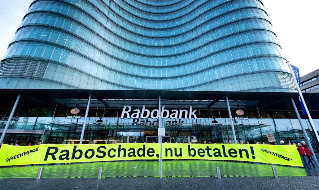 Milieuorganisatie Greenpeace demonstreert bij hoofdkantoor Rabobank in Utrecht en beplakt ramen met ‘rekening voor stikstofcrisis’