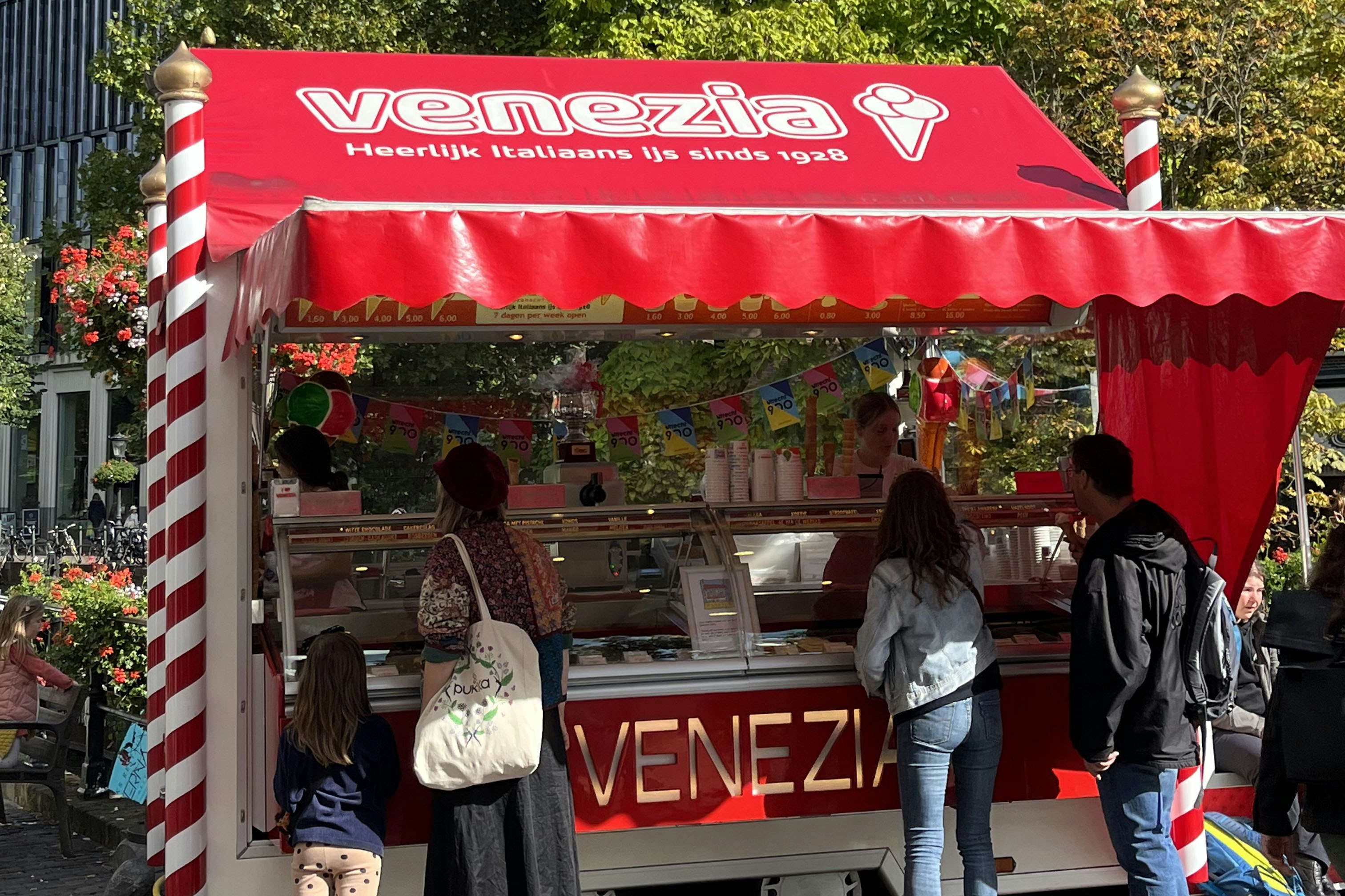 Il comune di Utrecht vuole che il chiosco dei gelati Venezia si sposti dalla sua attuale sede sull’Oudegracht Il comune di Utrecht vuole che il chiosco dei gelati Venezia si sposti dalla sua attuale sede sull’Oudegracht