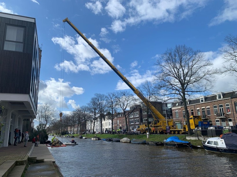 Hijskraan takelt gezonken boot uit de Vaartsche Rijn in Utrecht