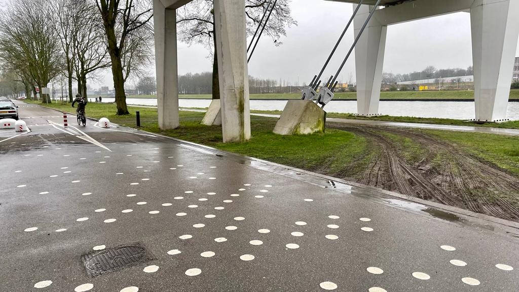 Nieuwe knip onder Dafne Schippersbrug; automobilisten pakken groenstrook