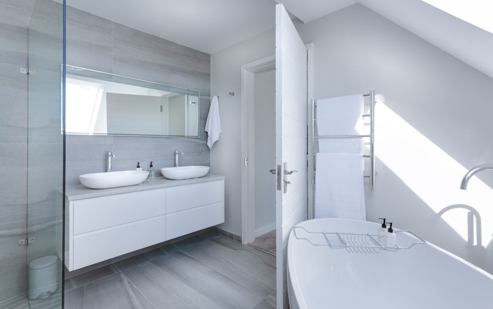 Hoe pas je slimme technologie toe in de keuken en badkamer van je Utrechtse woning?
