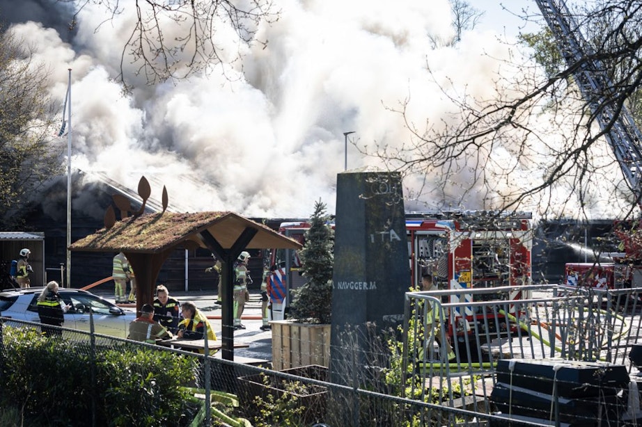 Uitslaande brand in gebouw aan de Groenewoudsedijk in Utrecht na uren geblust; deel van het pand verloren