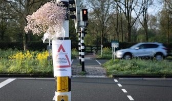Bloemen en waarschuwingen bij plek van dodelijk ongeval aan Biltse Rading in Utrecht