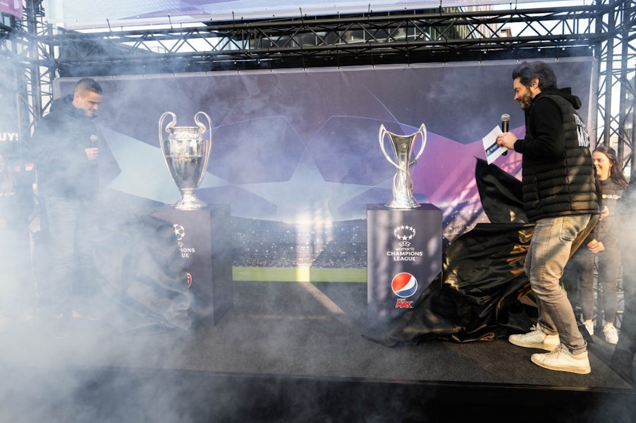 Ibrahim Afellay onthult UEFA Champions League-trofeeën in Utrecht