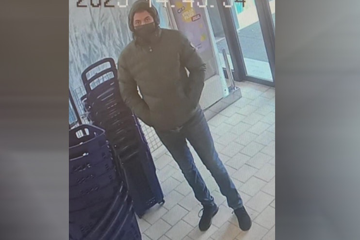 Politie zoekt deze man die eerder een drogisterij in Utrecht overviel en daarbij de caissière (23) bedreigde