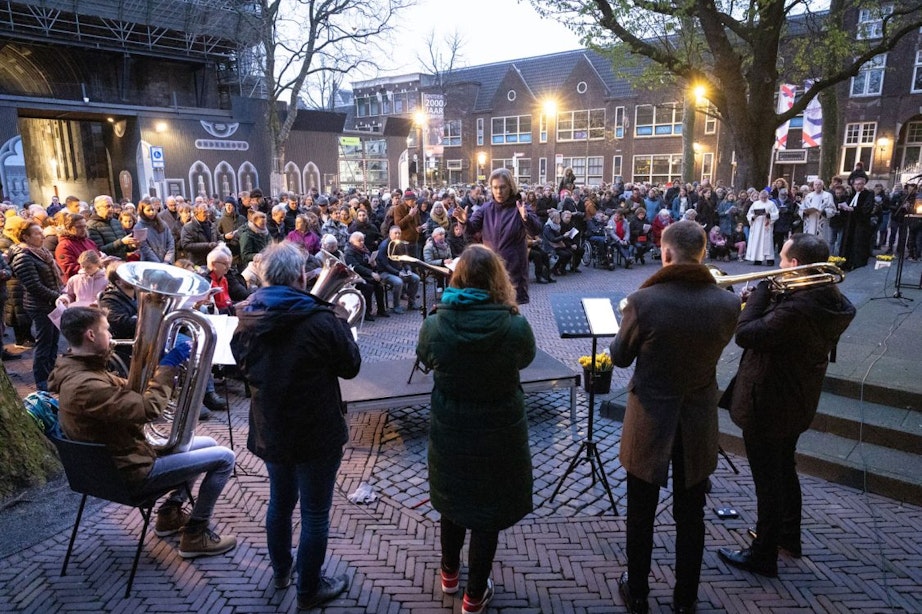 Opstanding van Jezus in alle vroegte gevierd tijdens paasjubel op Domplein in Utrecht