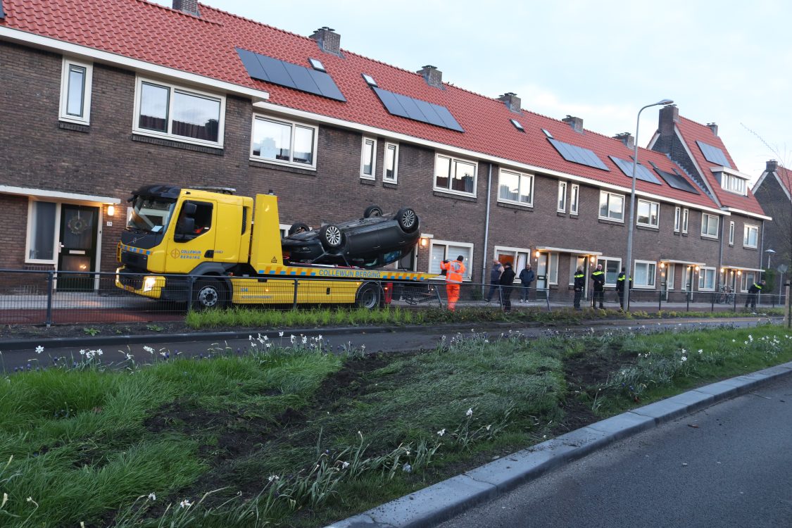 Automobilist belandt ondersteboven op fietspad bij eenzijdig ongeval aan Sint-Josephlaan in Utrecht.