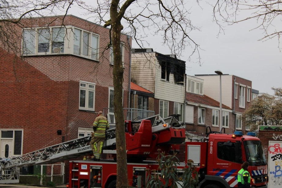 Brand in dakkapel van woning aan Verlengde Hoogravenseweg in Utrecht; bewoner en hond gered