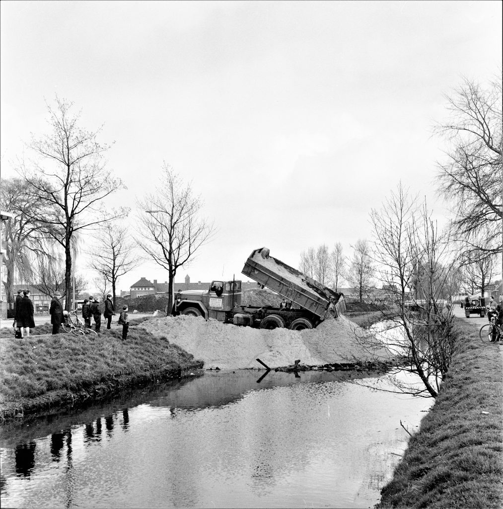 Demping ongeveer ter hoogte van de Ingen Houszstraat, gezien vanaf de Willem van Noortbrug. (foto: HUA, L. H. Hofland, 02 april 1967)