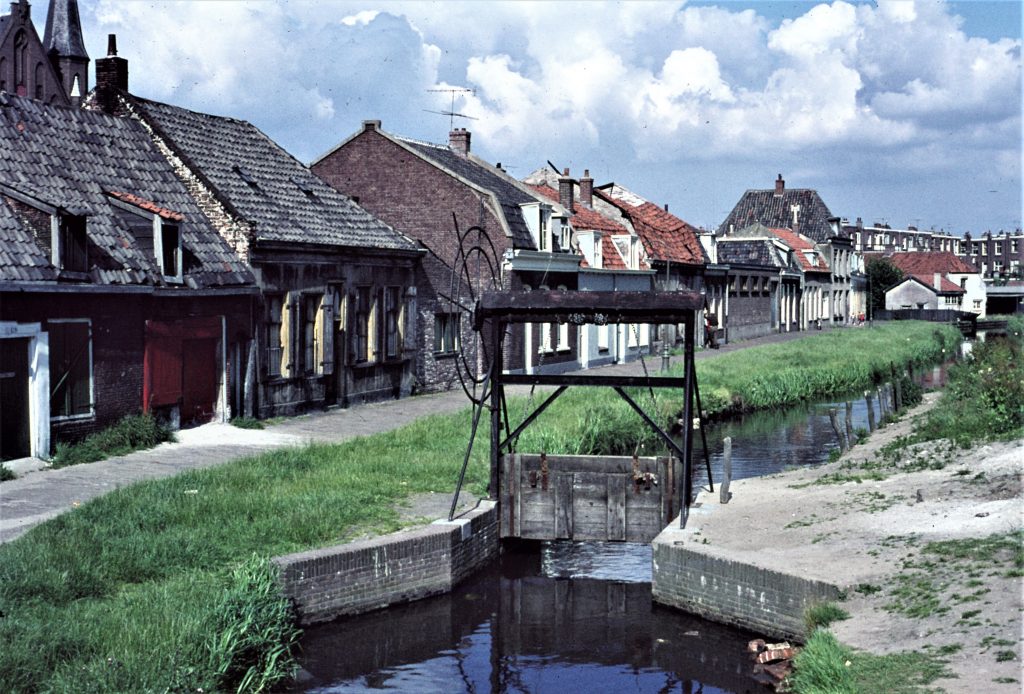 Het sluisje in het Zwarte Water vanaf de Nieuwe Keizersgracht. (foto: HUA, R. van der Woude (1966))